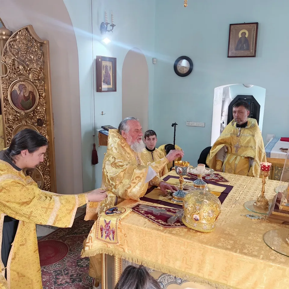 Служба в храме, прихожане и духовенство