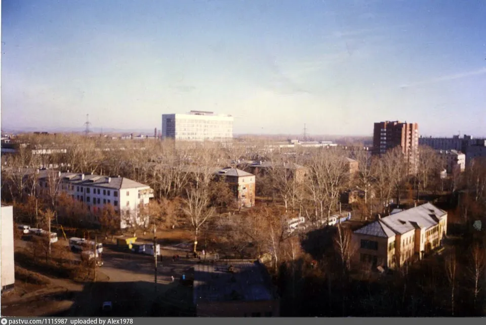 Панорама жилого района Инорс с деревьями и многоэтажками, снимок 1996 года