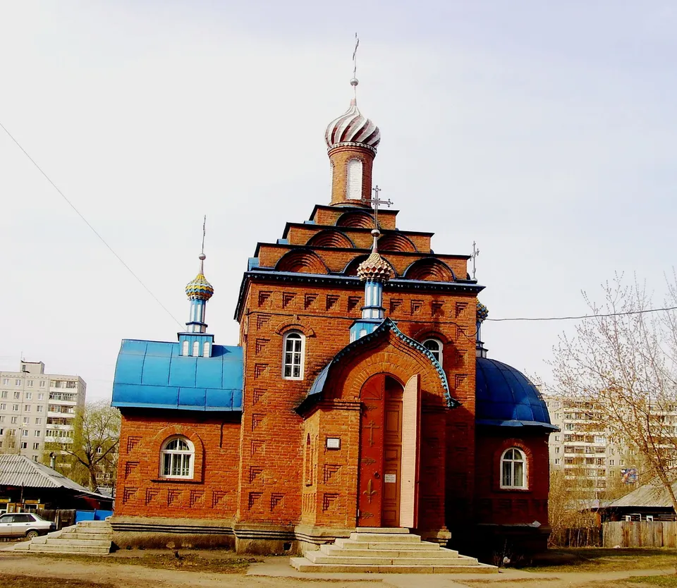 Небольшая кирпичная часовня-четверик с главкой на кокошниках